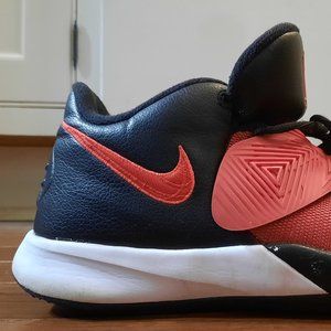 Kyrie flytrap 3. size 7. Red/Black